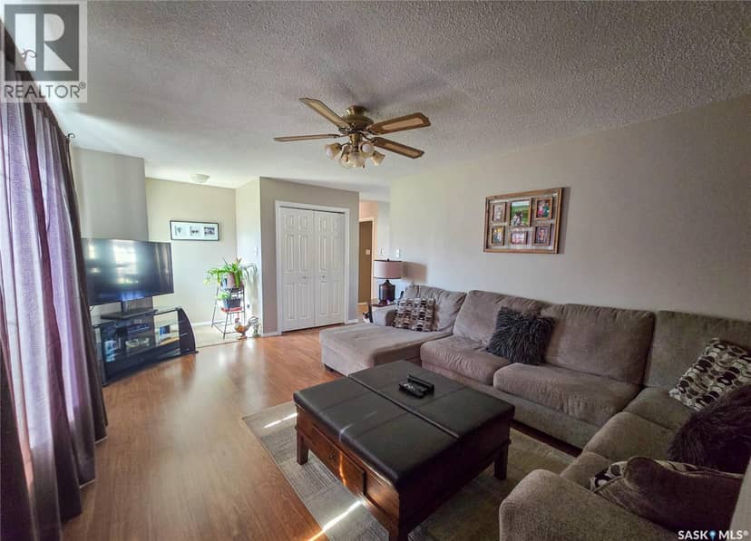15 Mackenzie DRIVE — photo 3 of 34