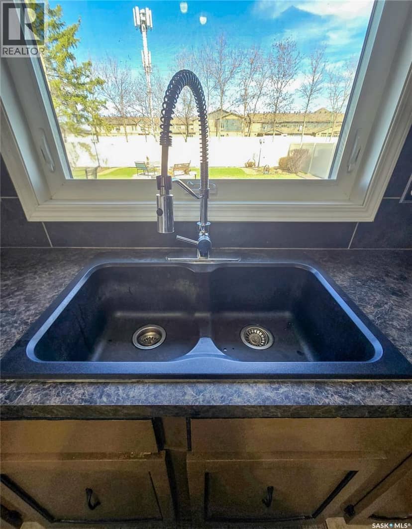 15 Mackenzie DRIVE — photo 6 of 34