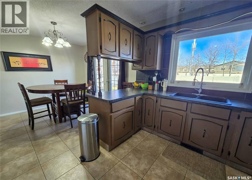 15 Mackenzie DRIVE — photo 7 of 34