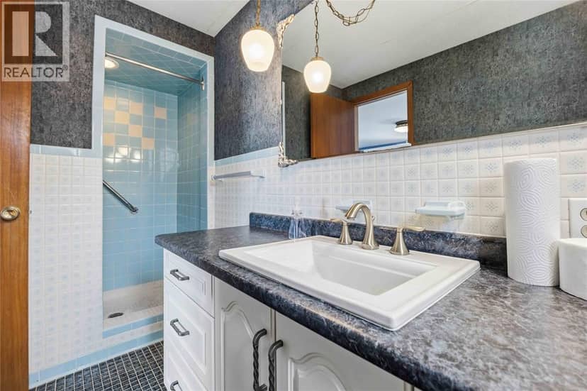 2088 Lakeshore Road — photo 35 of 40
