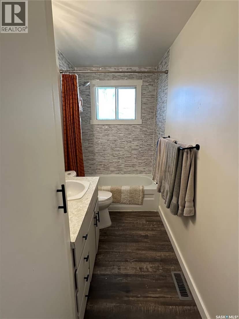 8368 Howard AVENUE — photo 11 of 27