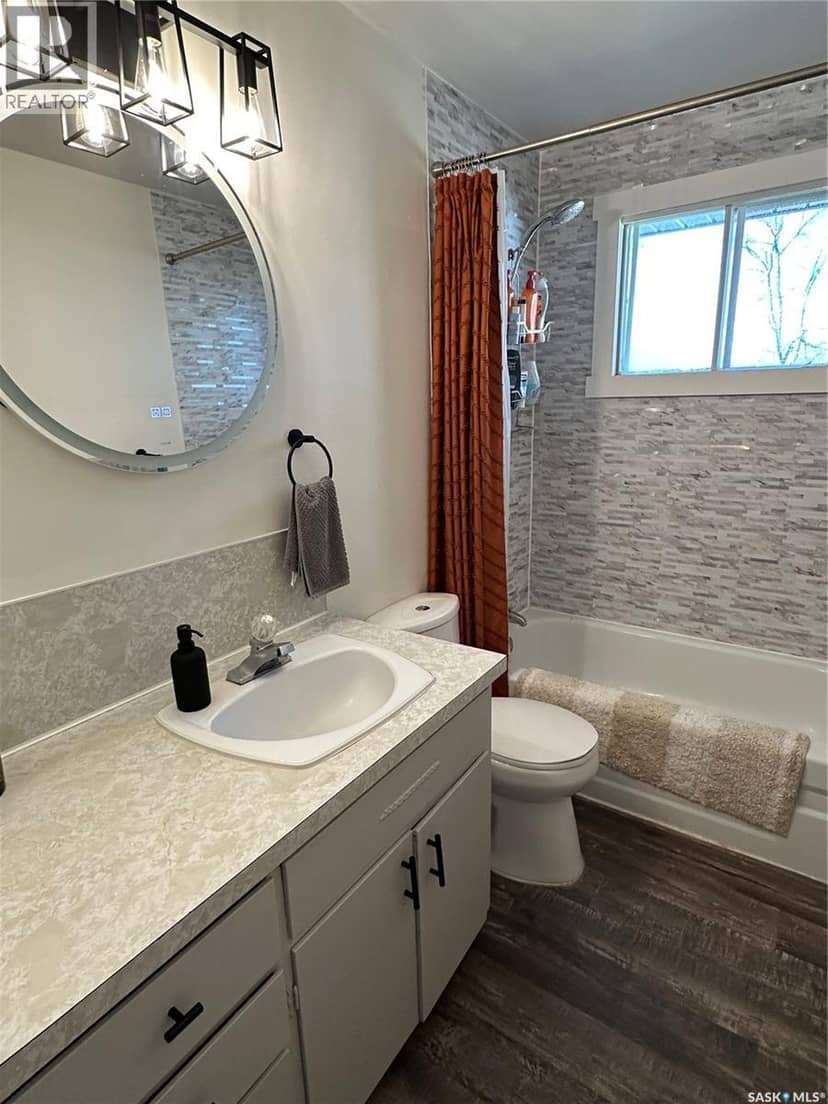 8368 Howard AVENUE — photo 12 of 27
