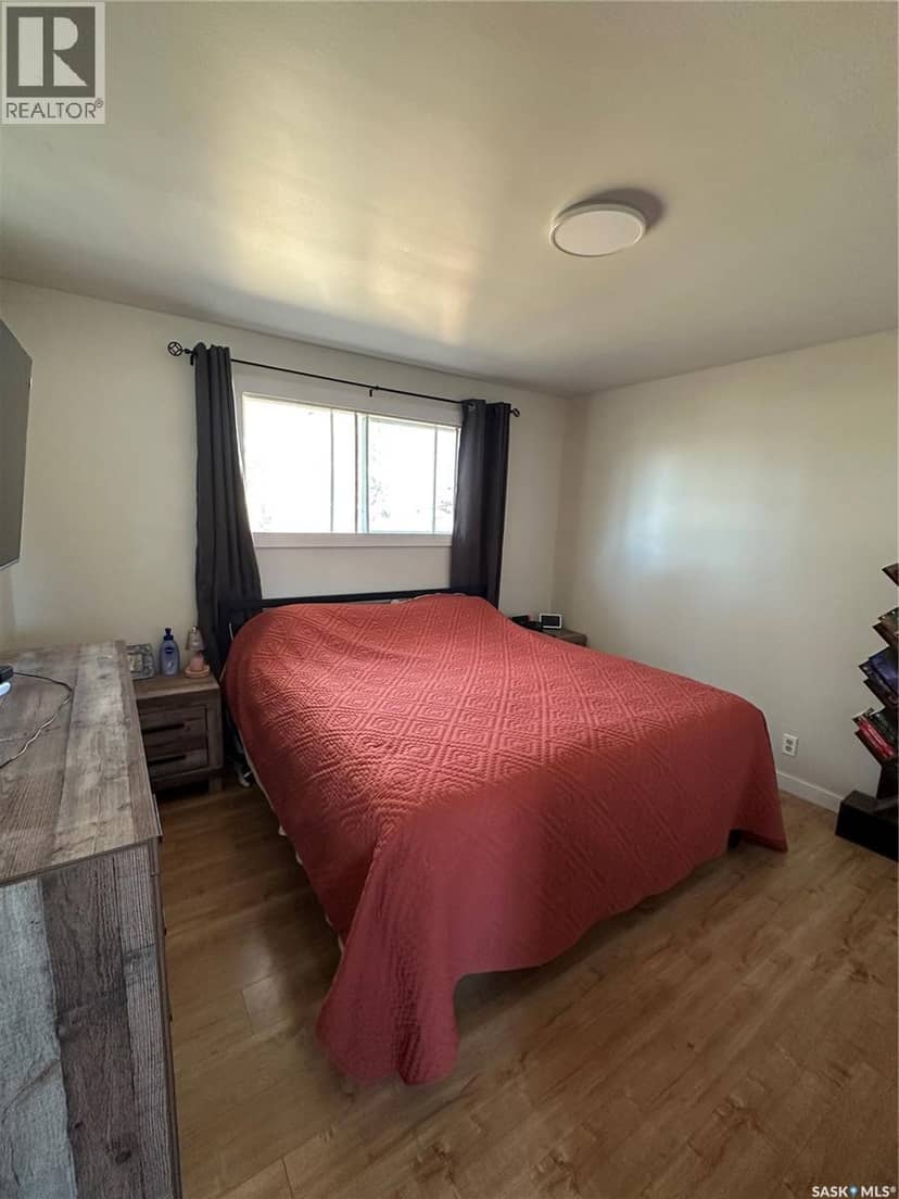 8368 Howard AVENUE — photo 13 of 27