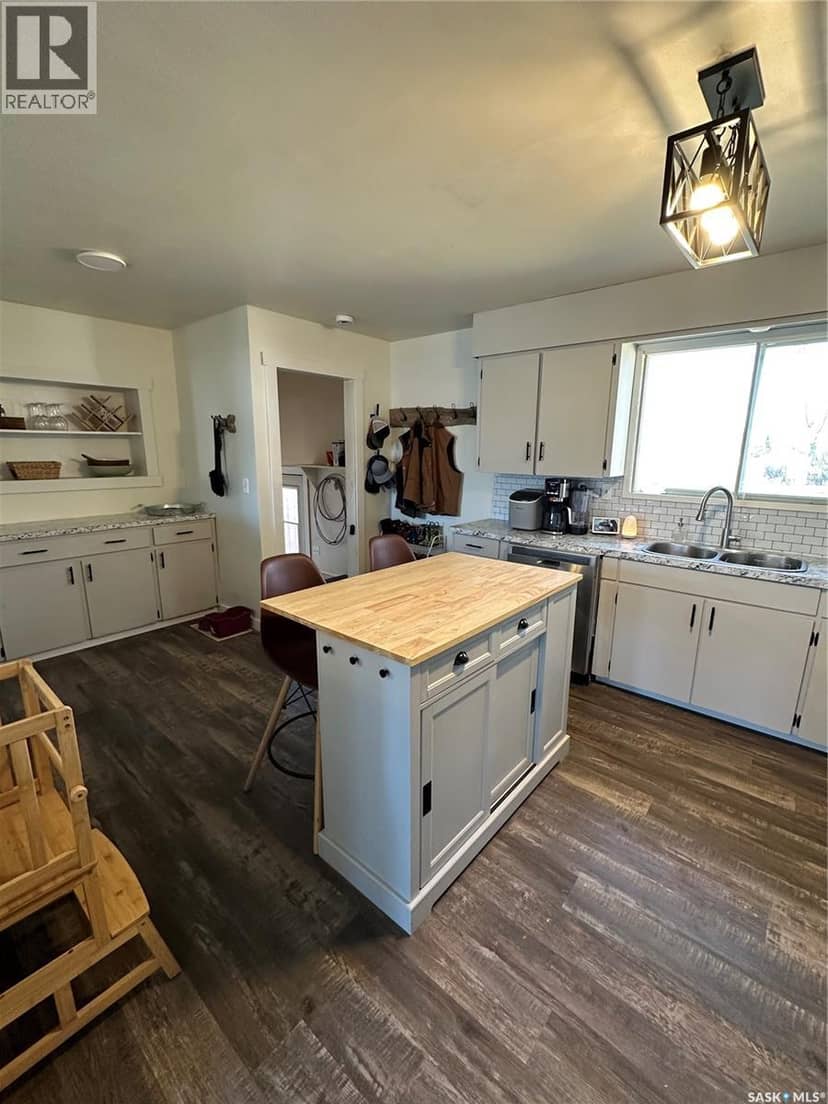 8368 Howard AVENUE — photo 6 of 27