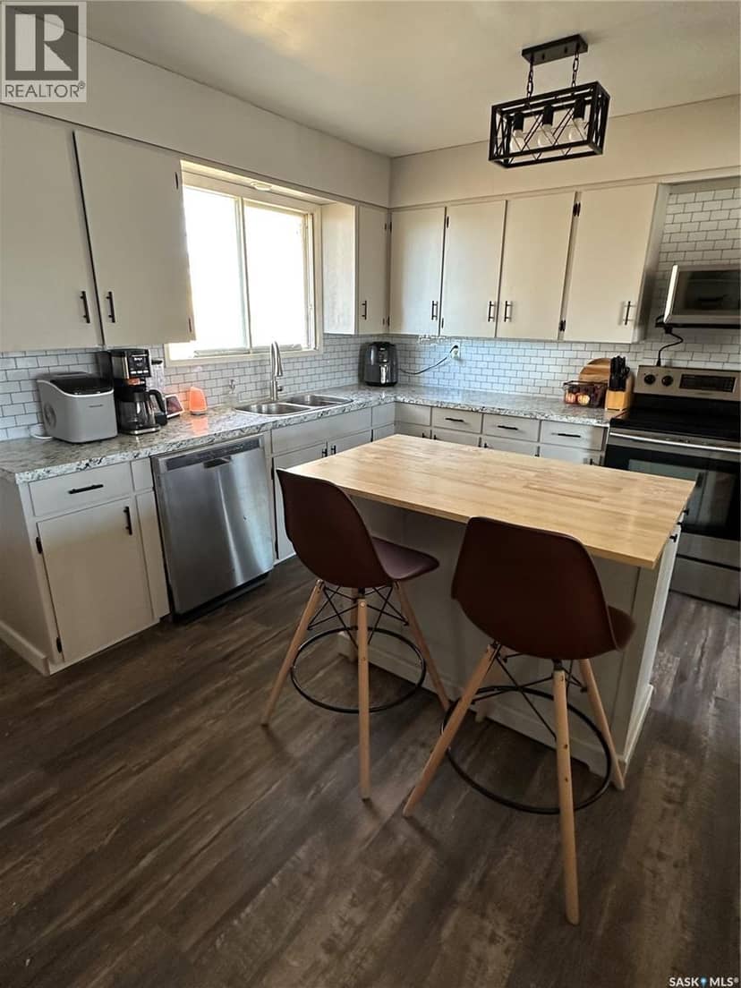 8368 Howard AVENUE — photo 8 of 27