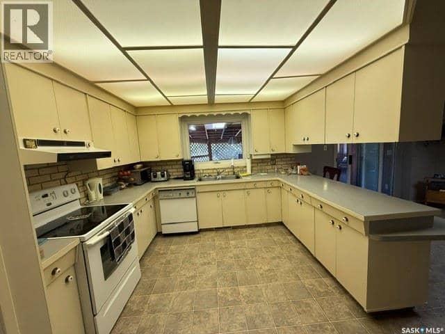 234 Saskatchewan STREET E — photo 11 of 32