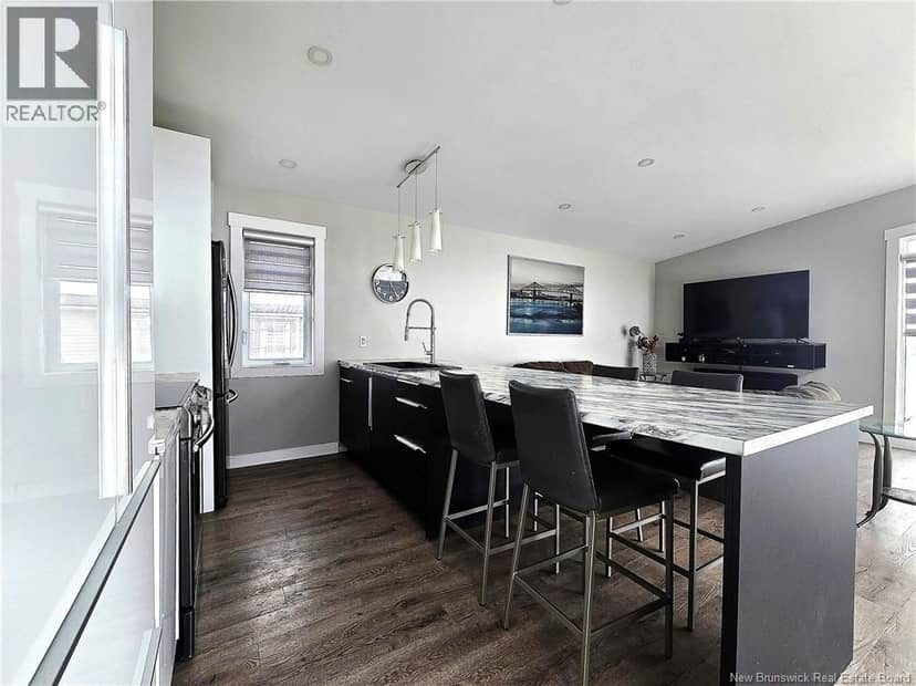 212 2ieme rue — photo 2 of 20