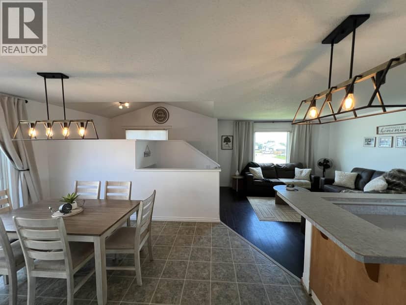 5201 HALLMARK CRESCENT, Fort Nelson, photo 5