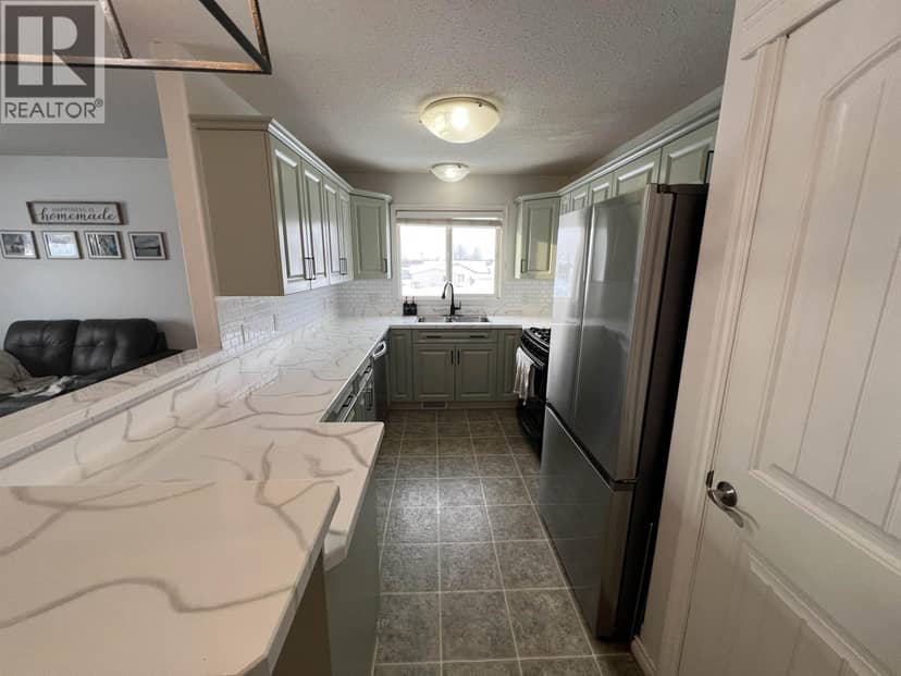 5201 HALLMARK CRESCENT, Fort Nelson, photo 8