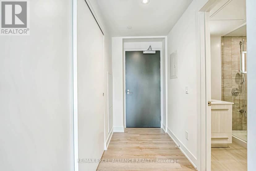 1002 - 8 Cumberland Street — photo 8 of 40
