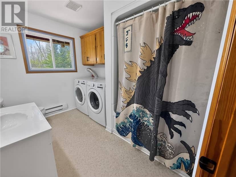 76 Lilly Crescent — photo 30 of 40