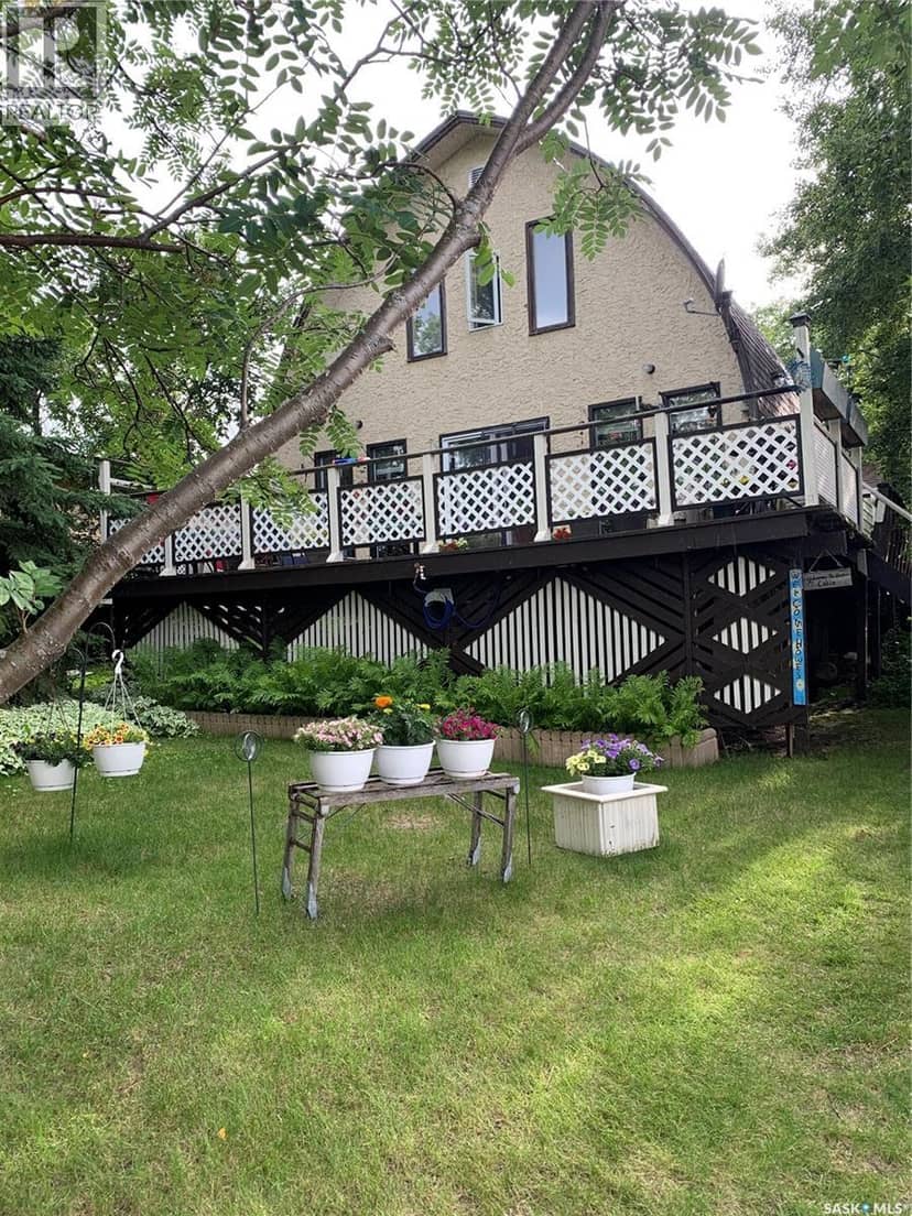 18 Elm AVENUE — photo 1 of 16