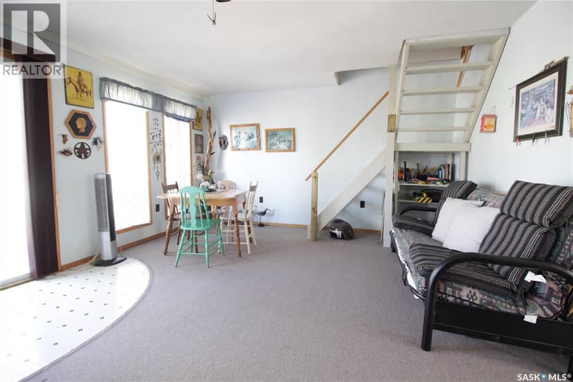 18 Elm AVENUE — photo 3 of 16