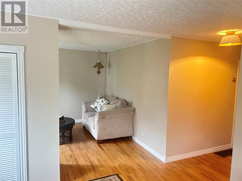 6 Woodcrest Avenue — photo 8 of 40