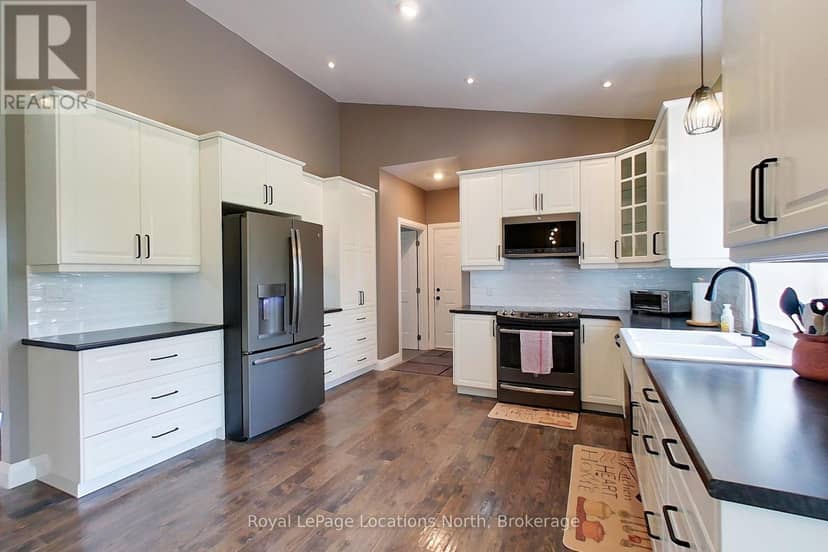 109 Robertson Avenue — photo 8 of 40