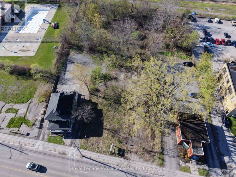 133 Dundas Street E — photo 2 of 8