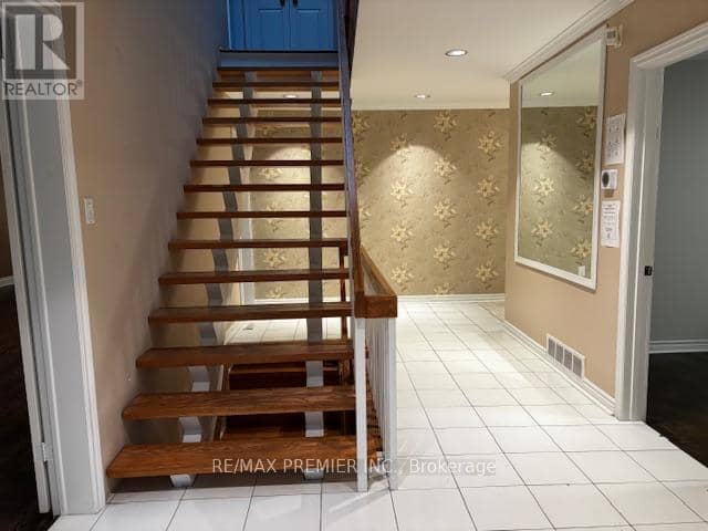 66 Laureleaf Road, Markham, photo 2