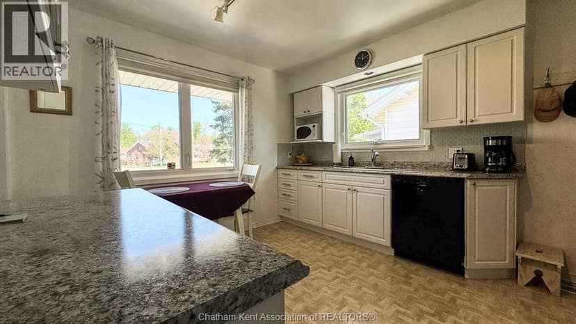 94 Stanley AVENUE — photo 8 of 31