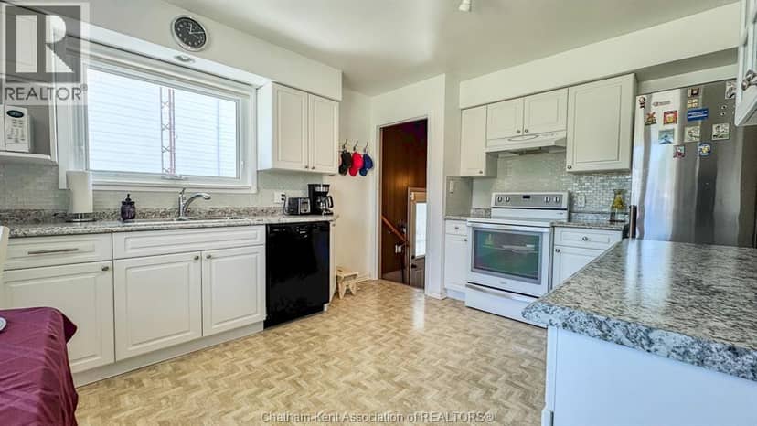 94 Stanley AVENUE — photo 7 of 31
