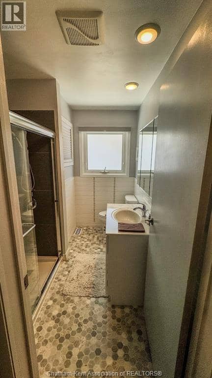 94 Stanley AVENUE — photo 17 of 31
