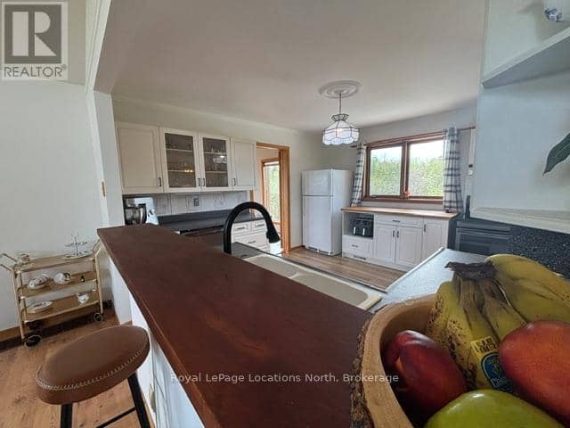 252 Lakeshore Road N — photo 21 of 40