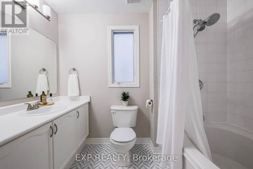34 Avonmore Crescent — photo 15 of 20