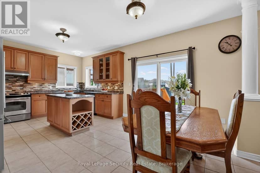 37 Fredonia Crescent — photo 17 of 40