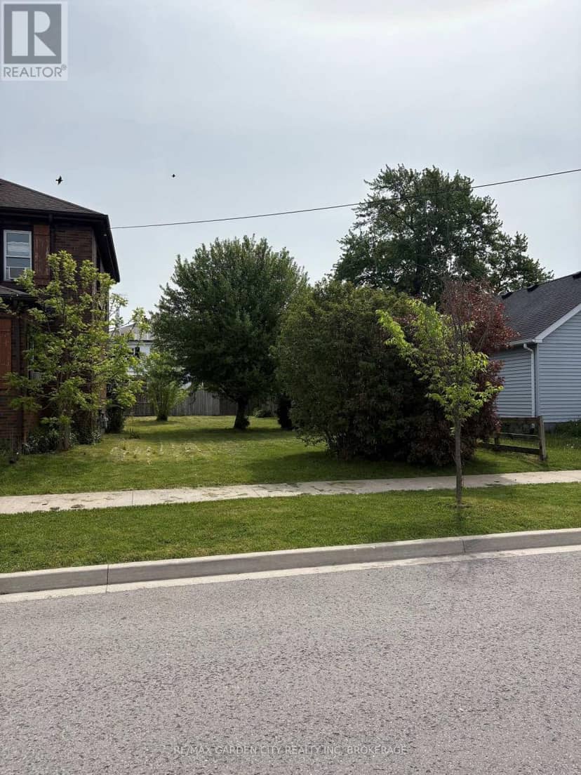 28 Scholfield Avenue S — photo 2 of 3