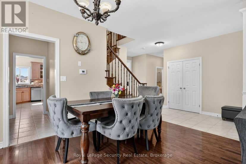 37 Fredonia Crescent — photo 10 of 40