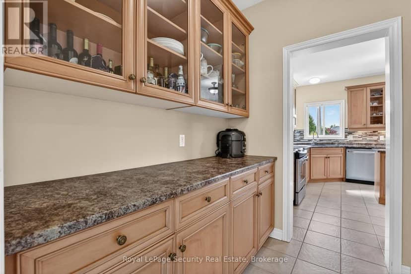 37 Fredonia Crescent — photo 11 of 40