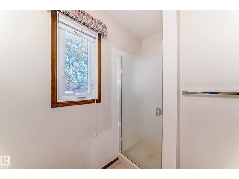 4815 32 AV NW — photo 20 of 38