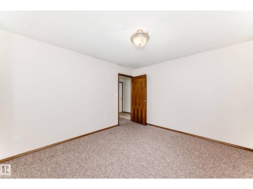 4815 32 AV NW — photo 21 of 38