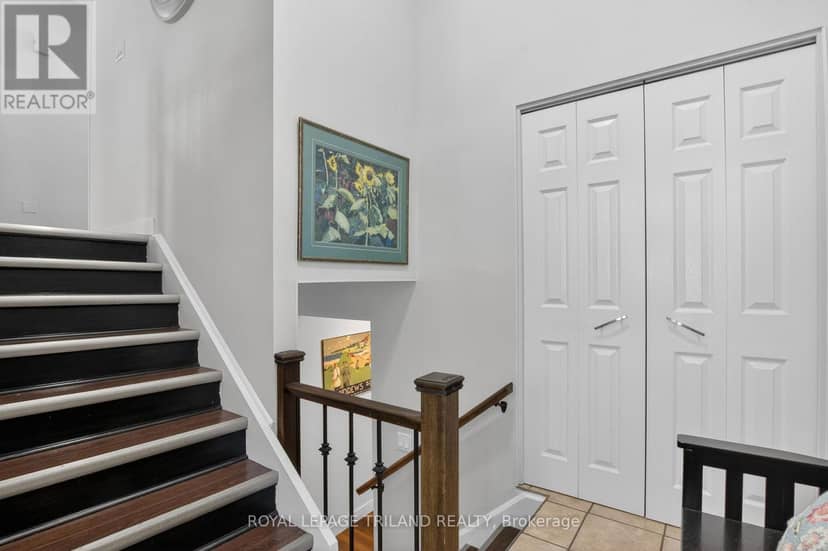 31 Beechbank Crescent — photo 4 of 40