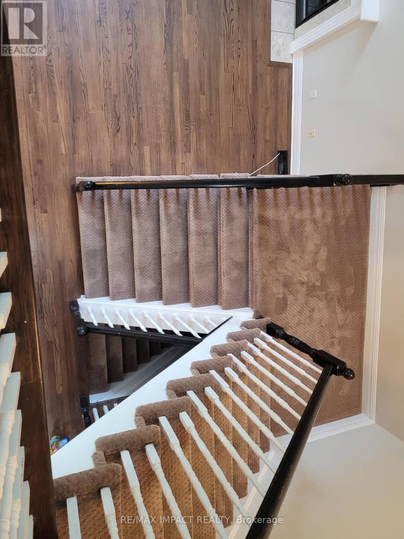 20 Remembrance Crescent — photo 11 of 29