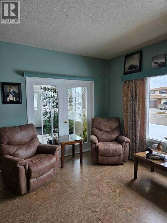 805 8 Street — photo 9 of 40