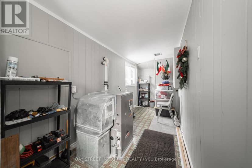 74 De La Salle Boulevard — photo 40 of 40