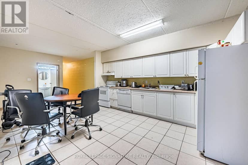 401 - 251 Lester Street — photo 14 of 40