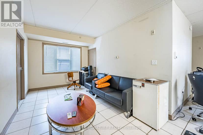 401 - 251 Lester Street — photo 16 of 40