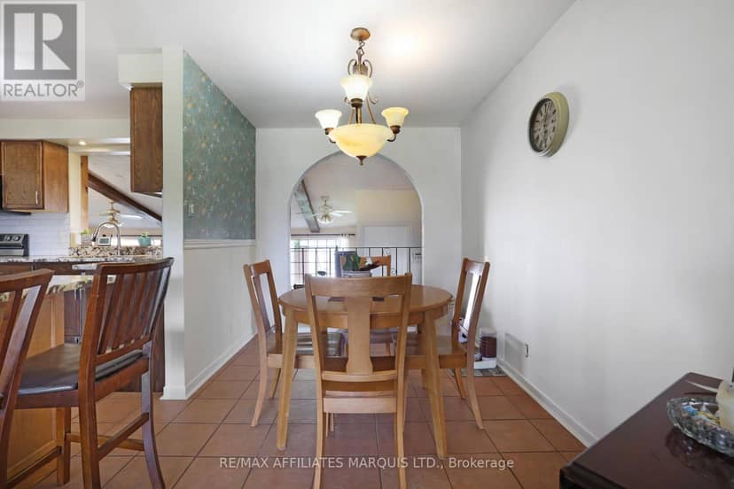 428 Bellevue Crescent — photo 12 of 31