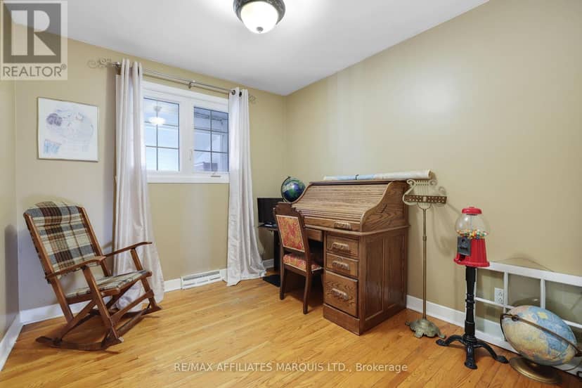 428 Bellevue Crescent — photo 18 of 31