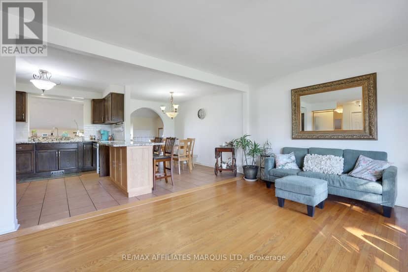 428 Bellevue Crescent — photo 4 of 31