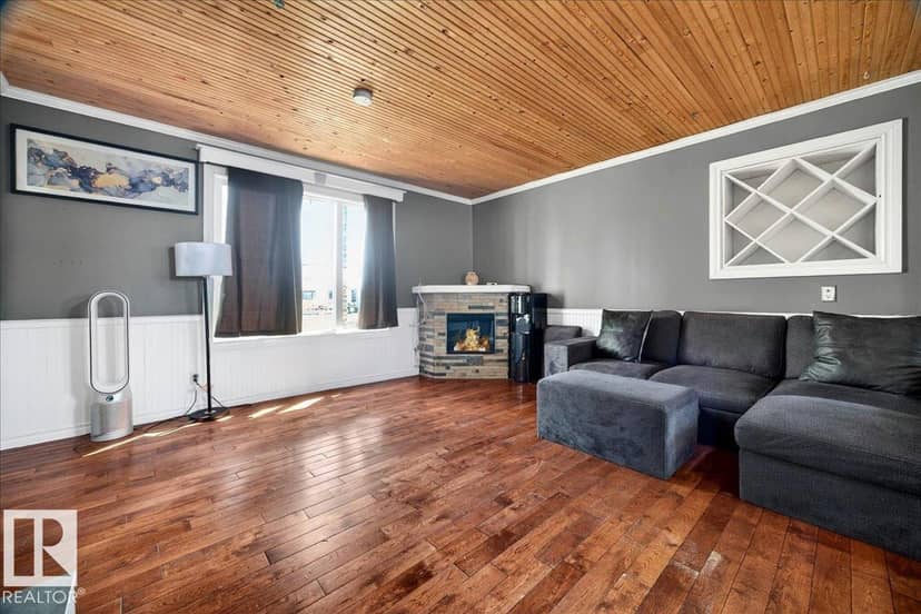 5040 52 ST — photo 14 of 40