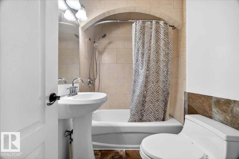 5040 52 ST — photo 20 of 40