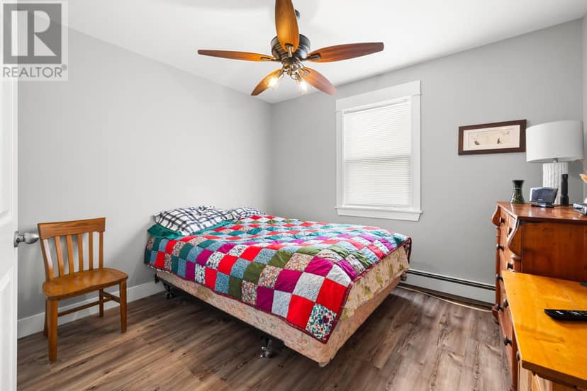 127-129 HEATHER Avenue — photo 11 of 39