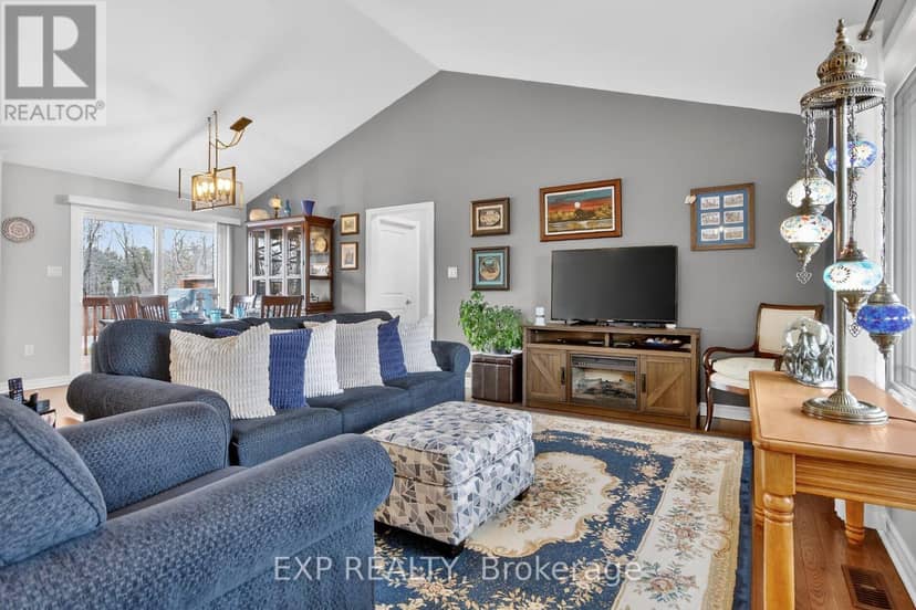305 Moore Crescent — photo 6 of 40