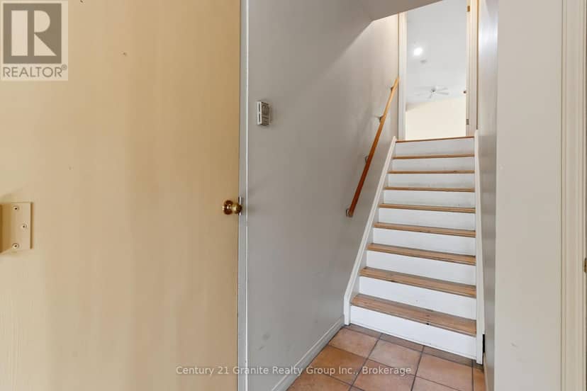 117 Riverside Drive E — photo 34 of 40