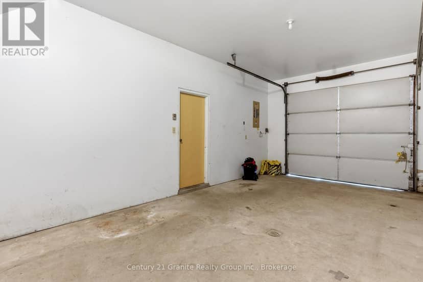 117 Riverside Drive E — photo 39 of 40