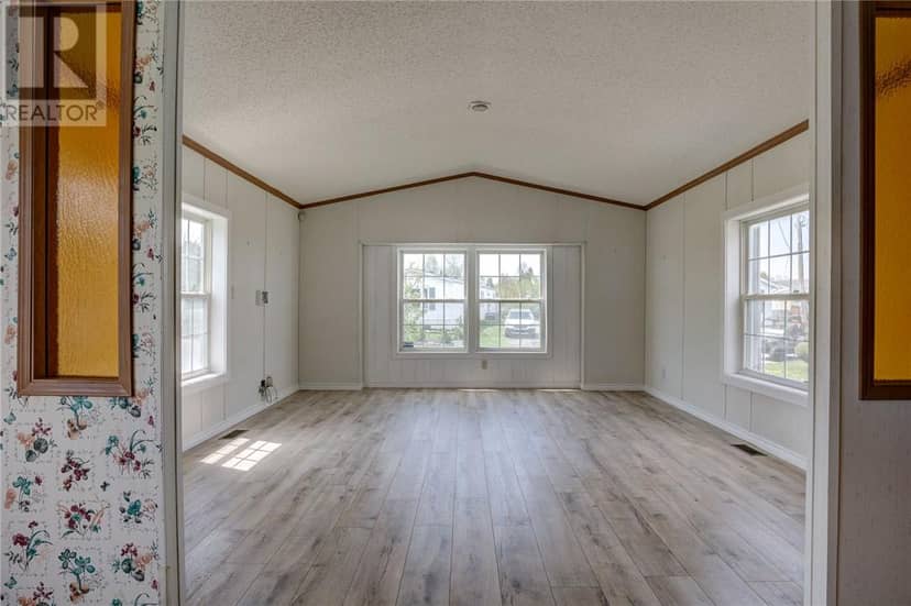 92 Corbin Avenue, Wahnapitae, photo 3