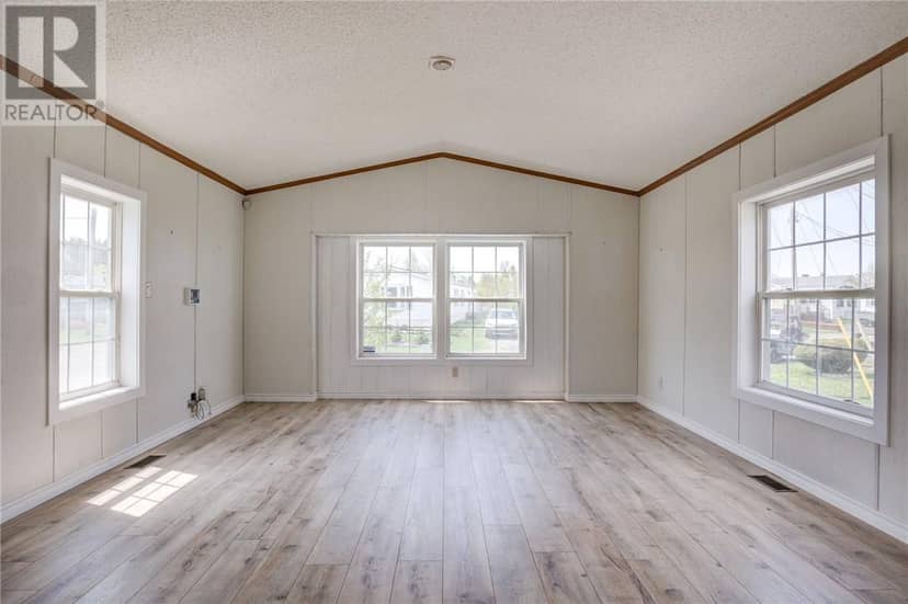 92 Corbin Avenue, Wahnapitae, photo 4