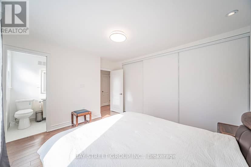 277 Lawrence Avenue E — photo 15 of 32